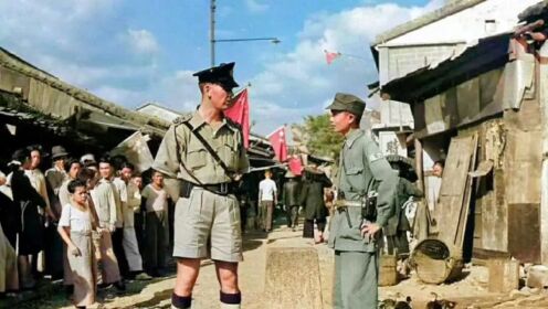 1949年深圳中英街，解放军战士在界碑前与港军官对质，气质不输