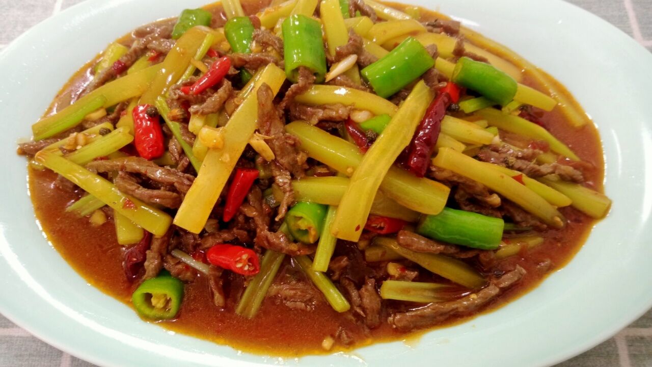 大厨教你"莴笋炒牛肉丝"家常做法,清脆爽口,鲜香嫩滑