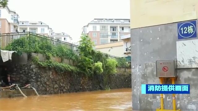 湖北咸宁:暴雨引发内涝,消防员疏散110名群众