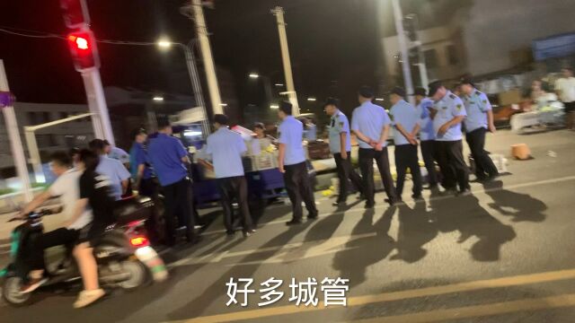 中国湖北省武汉市新洲区,拍摄于晚上18点8分,夜市一条街