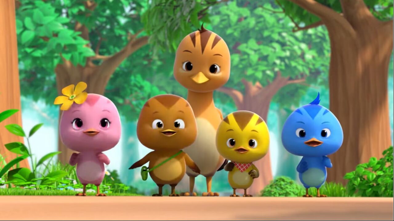 小男孩用小货车玩具拉着小鸡玩耍,萌鸡小队给他勇气过小河,无比快乐