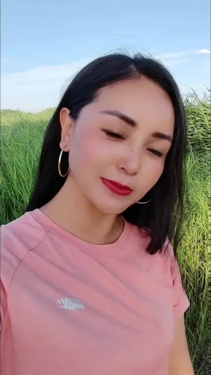 中国有个民族叫彝族,老公叫萨乌,老婆叫喜莫,姑姑叫阿博,叔伯叫帕乌