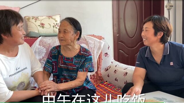 85岁老娘出院了,干姐拿礼品来看望,老娘高兴拉着手再三挽留吃饭