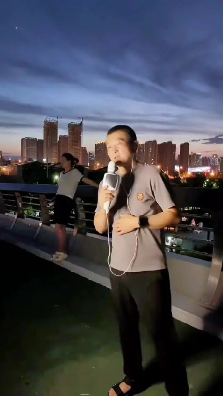 真人真唱 #户外唱歌 #以歌会友 进不去的圈子你也进去不了