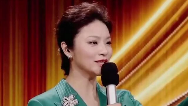 李剑平耿朔送上《中国文艺》向经典致敬的敬礼,各位嘉宾在签名台留下印记