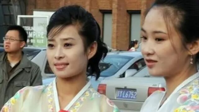 朝鲜美女来中国留学,大街上看到“害羞”一幕,直言真不敢相信