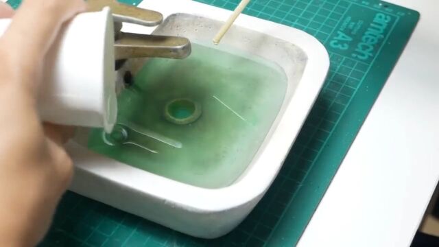 水槽中的异形蜘蛛手工diy模型创意艺术