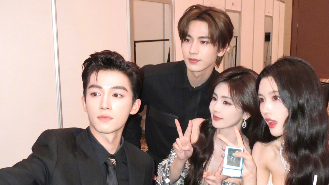 白鹿晒与张凌赫自拍照,两人出席活动却避嫌,此前多次被曝恋情