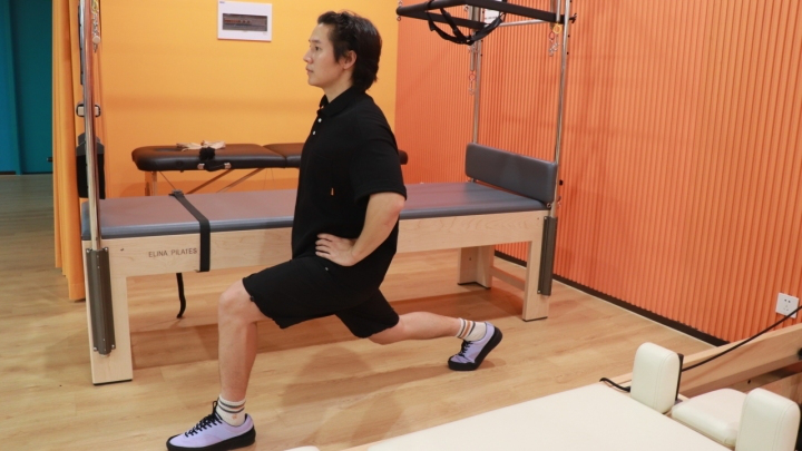 健身教练带你4个动作拉伸上下肢