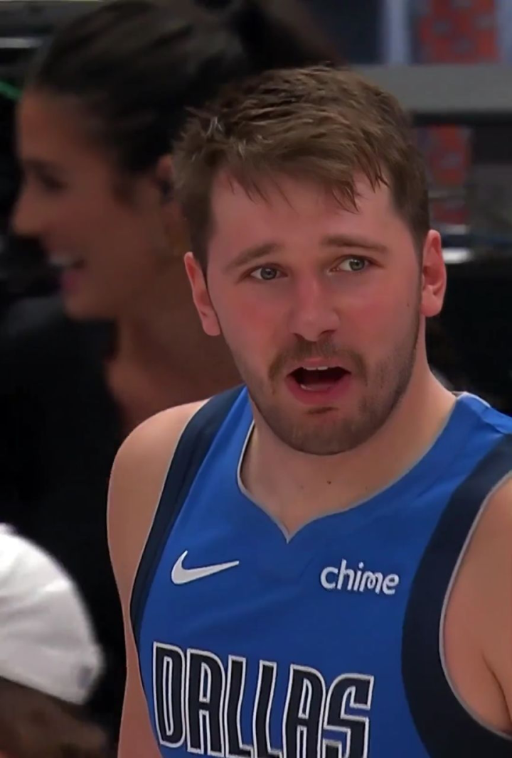 东契奇抱怨裁判吃t,随后做鬼脸嘲讽三球~#东契奇做鬼脸 #搞笑nba