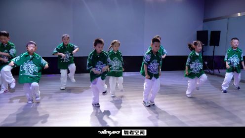 帅气的少儿街舞视频《街舞少年》，郑州中原区儿童街舞班皇后舞蹈