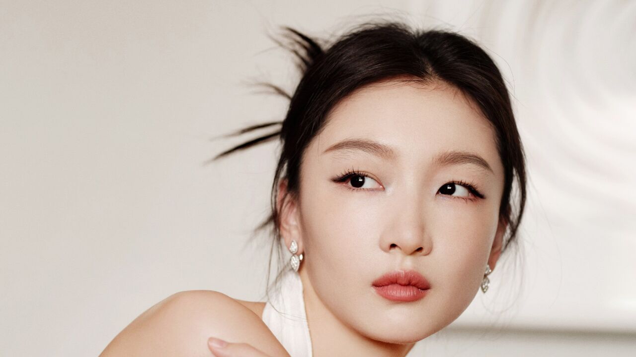 周冬雨美出新高度,最新造型路透曝光,白色山茶花清纯又不失性感