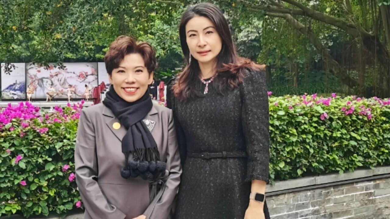 冠军同框!郭晶晶与邓亚萍合影,戴红宝石超抢镜,尽显豪门阔太范