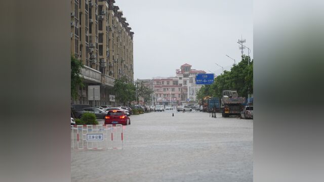 南部片区暴雨预警为红色 三乡镇部分路段积水严重