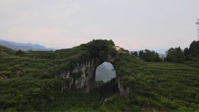 云南昭通大山里一座天生桥,桥上建有房子,以前还住过很多人!