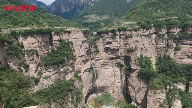 林州太行大峡谷上的免费天路,冰冰背至桃花谷盘山路上俯瞰龙床沟