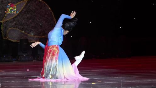 少儿独舞《花神》是一支古典舞，小演员表情展示非常到位，面带微笑，身姿轻盈，营造出中国古典舞独有的优雅和意境，让人感受到古典舞独有的魅力并且被深深吸引。