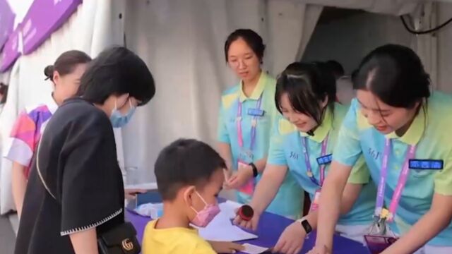 为给赛事提供相关服务,杭州师范大学派出志愿团队”小青荷“