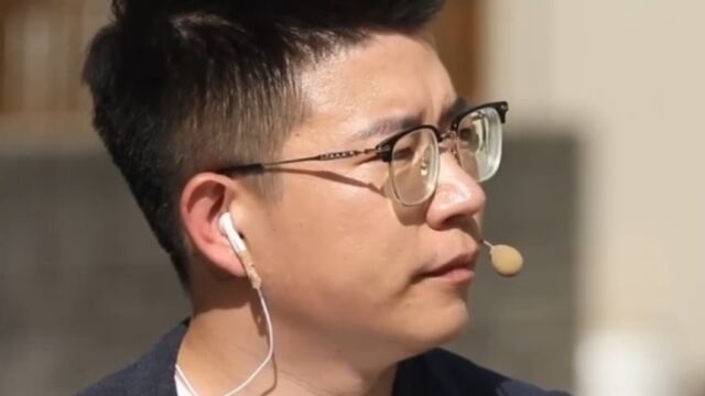 电报虽然快捷但容易被破获,为了情报隐秘送达,更多是靠人力