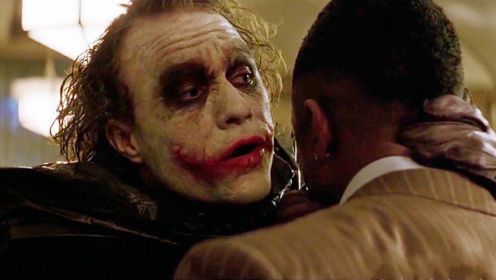 最经典的一部《蝙蝠侠》，人气反派小丑登场，希斯·莱杰演技炸裂