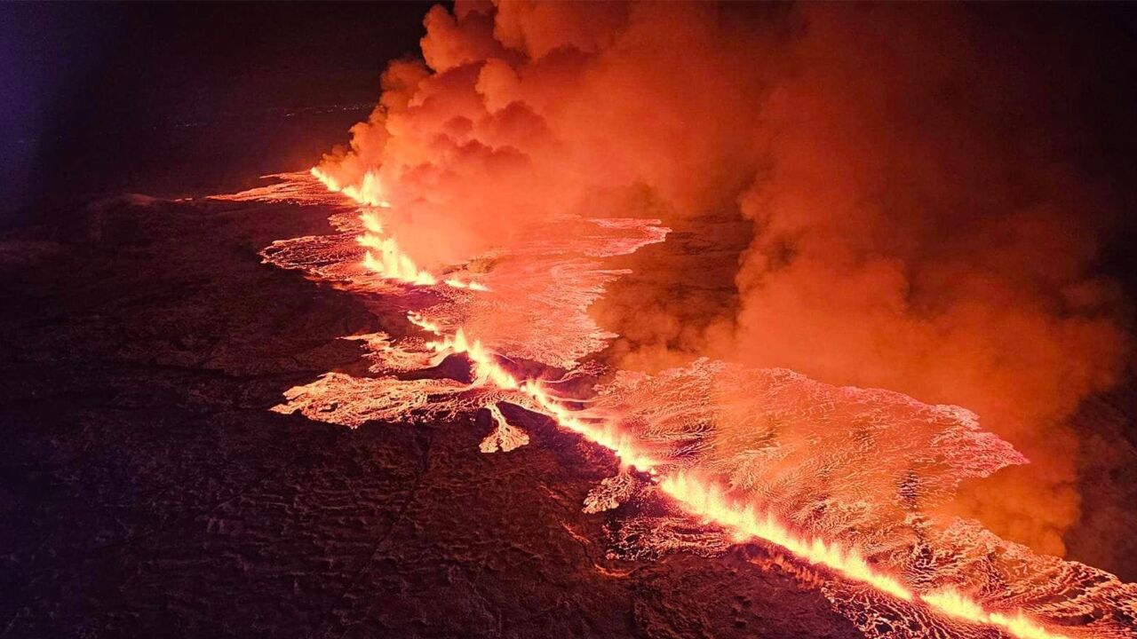 冰岛雷克雅内斯半岛火山喷发 岩浆从数公里长裂缝中喷涌映红天空