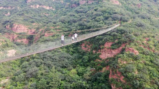 架在两山之间的百米吊桥,走在上面摇摇欲坠,你敢来体验吗?