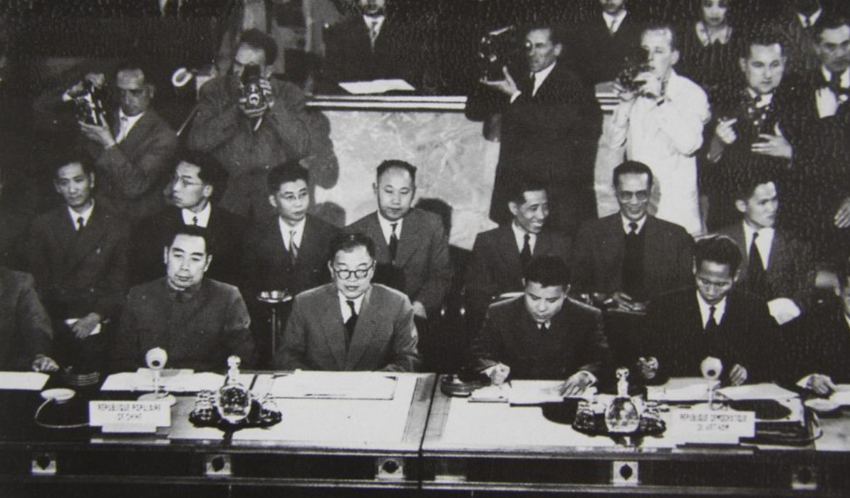 1954年日内瓦会议召开中国代表团出席会议