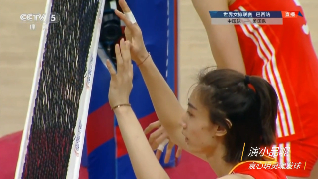 袁心玥发球,直接发在了王媛媛头上,全场笑成