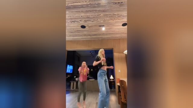 身材好颜值高!教妹-卡梅伦布林克和库里女儿莱利一起_