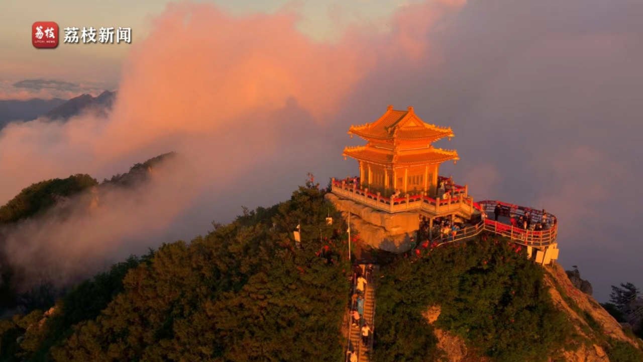 金光满天!河南洛阳老君山金顶与落霞辉映