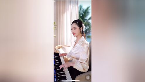 美女电子琴演奏