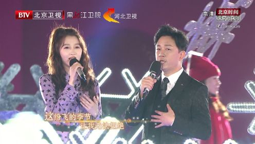 关晓彤潘粤明对唱《北京的冬天》，不惧温度零下露腿