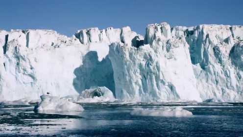 北极夏天冰山瞬间坍塌 北极熊游泳找浮冰
