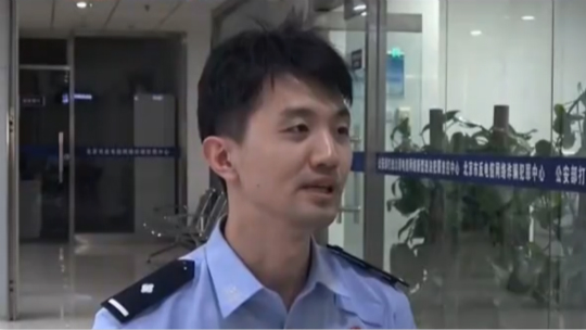 开奥迪深夜偷油 两分钟抽干货车油箱