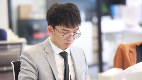 何运晨奋笔疾书李浩源只字未动,邓冰莹考验到来