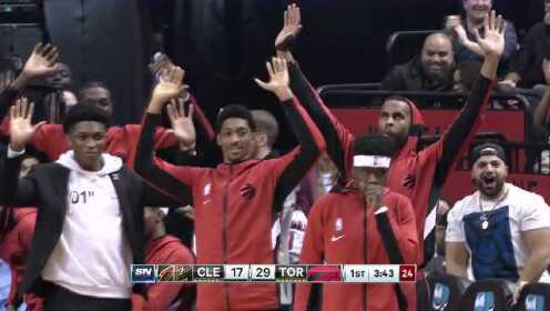 《NBA全场集锦》西亚卡姆断球送直塞  阿努诺比跟进起飞腾空炸扣虐筐