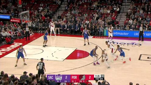《NBA全场集锦》利拉德击地妙传仙人指路 大白边跟进起飞轰炸篮筐