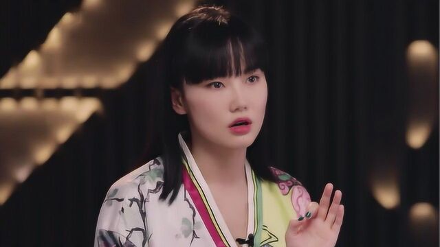 在家无聊也不能闲着,黄龄手拿大葱素颜在家唱"甩葱歌"