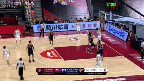 《广东男篮》比赛的最后时刻不认输 刘宇轩篮下轻松打进