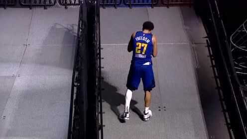 《NBA全场集锦》穆雷情绪激动 赛后长时间蹲在球员通道中