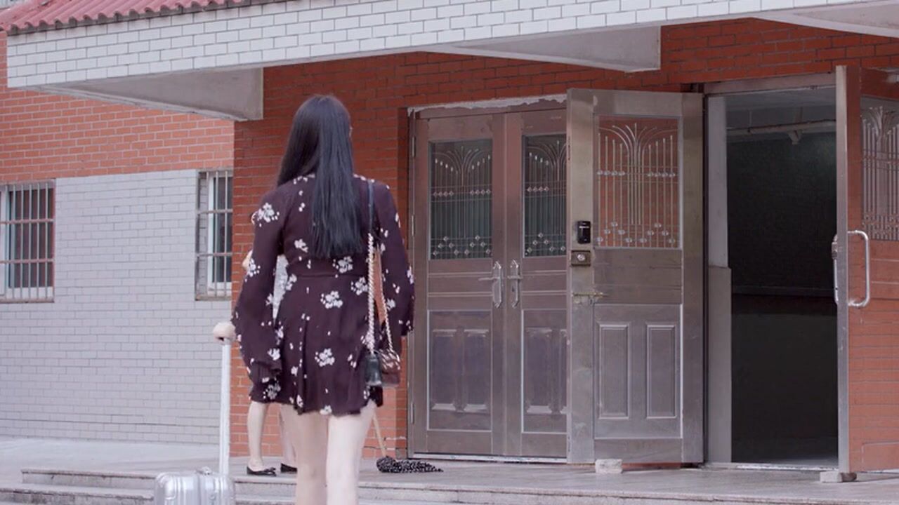 女大学生宿舍精彩速看_《女大学生宿舍》第10集01：大家调侃李伟和林朵的关系，还让李伟挽着林朵_高清1080P在线观看平台_腾讯视频