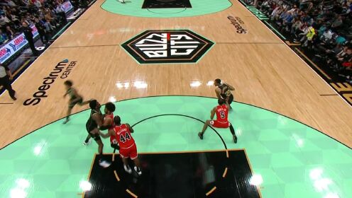 《NBA全场集锦》华盛顿直塞篮下 马克-威廉姆斯吃饼双手暴扣