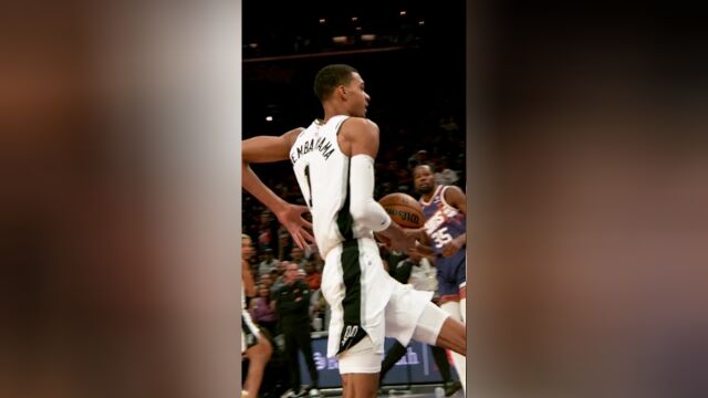 慢镜回看文班亚马扣篮 油漆区外到扣进只需一步