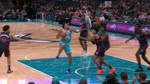 这个就是天赋 你羡慕不来！奥萨尔-汤普森全力起跳封盖叹为观止