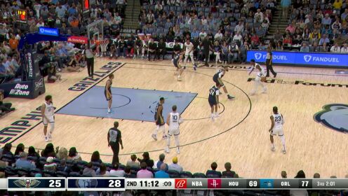 《NBA全场集锦》玫瑰粉丝最喜欢的一集！罗斯先是外线三分命中 随后空中制导助攻队友上篮打进