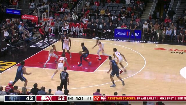 篮下一柱擎天！亚当斯抢到进攻篮板球单手补扣拿下2分