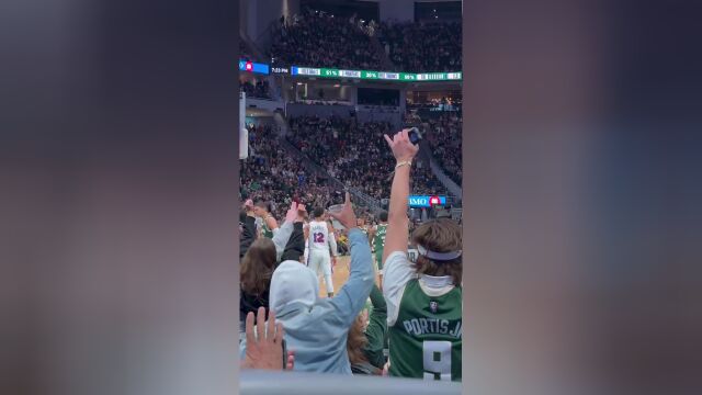 现场观看利拉德雄鹿首个三分 迎着防守强行命中3+1燃爆全场