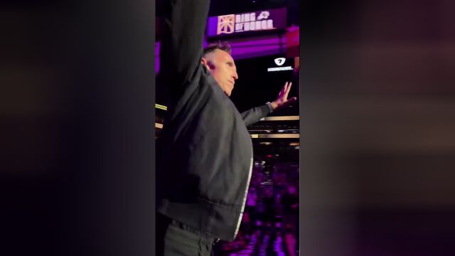 名宿到场！纳什与巴克利现身太阳主场 全场报以热烈掌声