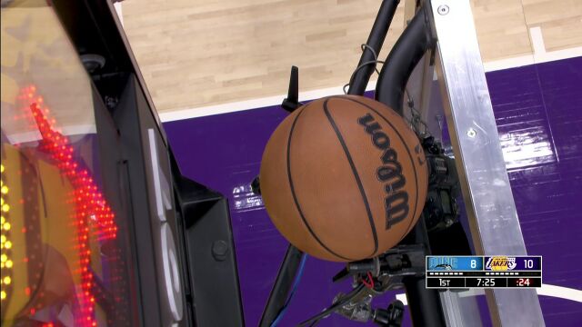 要不咱扔鞋吧！萨格斯三分弹出卡在篮板上沿