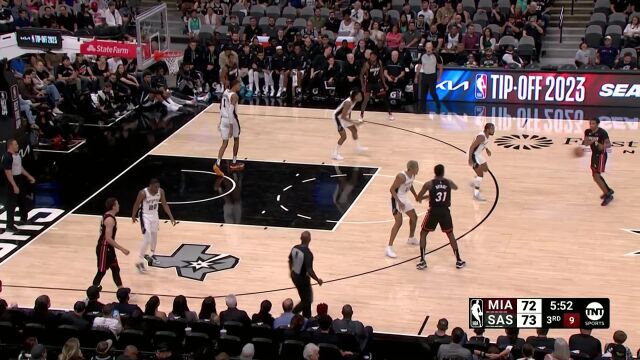 一寸长一寸强！文班亚马捍卫禁区送海史密斯排球大帽